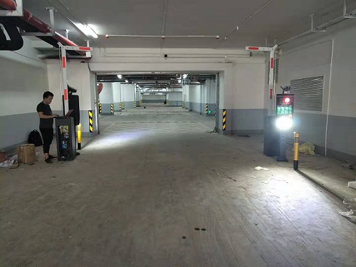 韶山建國酒店地下停車場二進二出