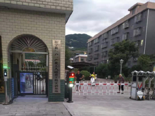 邵陽市新寧縣金鑫電子廠車牌識別一進一出+廣告電動小門和人臉識別系統