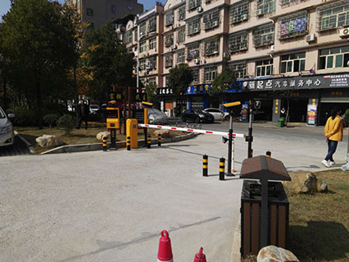 岳麓區學士街道白鶴社區公共停車場一進一出加輔助相機